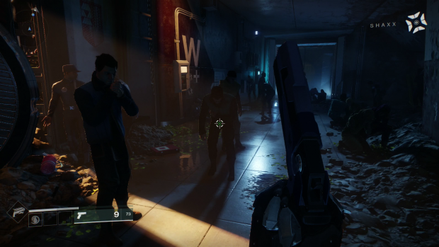 Verbündete Menschen warten ängstlich in einem Gang. (Screenshot: Golem.de / Bild: Activision)