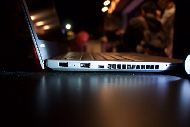 Die Base entspricht dem T470, der Schacht an der rechten Seite ist zu. USB Typ C wird auch unterstützt. (Foto: Andreas Sebayang/Golem.de)