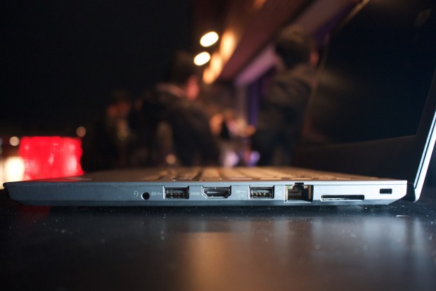 Auf der rechten Seite sind wie beim T470 viele Anschlüsse. Einen Dock-Anschluss gibt es unten auch. (Foto: Andreas Sebayang/Golem.de)