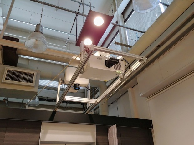 Im Forschungszentrum in Ofuna bei Tokio setzt Mitsubishi Electric noch herkömmliche, große Beamer ein. In den mobilen Einheiten werden bereits kleinere Projektoren verwendet. (Bild: Tobias Költzsch/Golem.de)