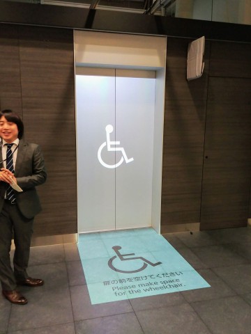 Kurz vor dem Eintreffen der Kabine schafft die Projektion einen Freiraum vor der Aufzugstür. (Bild: Tobias Költzsch/Golem.de)