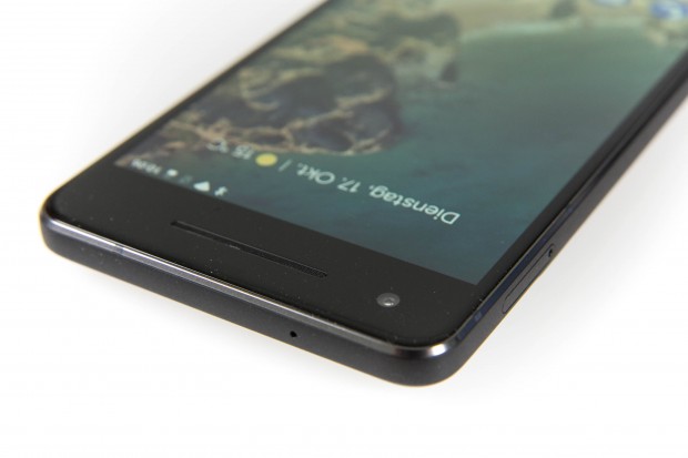 Die Display-Einfassung ist etwas kantiger als beim Pixel 2 XL. (Bild: Martin Wolf/Golem.de)