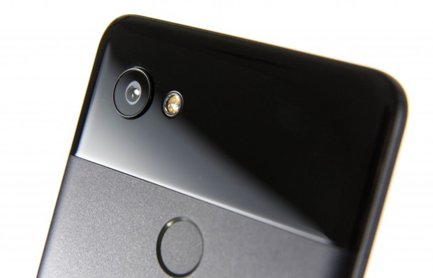 Der einzige sichtbare Unterschied ist die Position der Kamera: Beim Pixel 2 XL ist das Objektiv links neben dem LED-Blitz. (Bild: Martin Wolf/Golem.de)