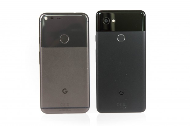 Das Pixel 2 XL hat wie das Pixel XL wieder den charakteristischen Glaseinsatz auf der Rückseite, der allerdings schmaler ausgefallen ist. (Bild: Martin Wolf/Golem.de)