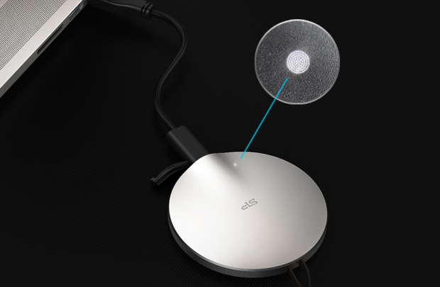 Die LED scheint durch kleine Löcher. (Bild: Silicon Power)