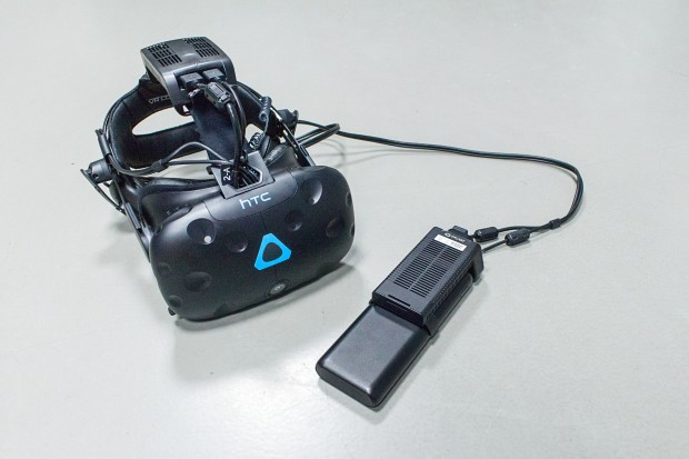 TPCast am HTC Vive mit Deluxe Audio Strap (Foto: Martin Wolf/Golem.de)