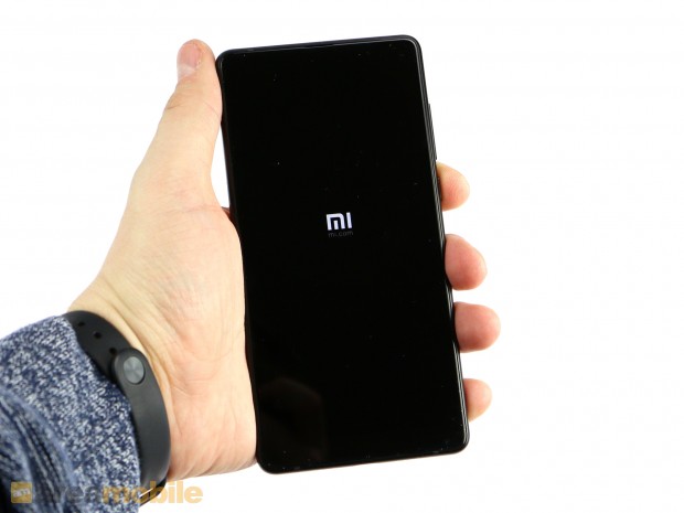 Das Mi Mix 2 liegt trotz des großen Displays gut in der Hand. (Bild: Areamobile)