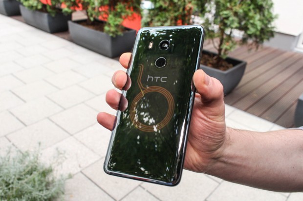 HTCs U11 Plus gibt es ab Anfang 2018 auch mit halbtransparenter Rückseite.  (Bild: Martin Wolf/Golem.de)