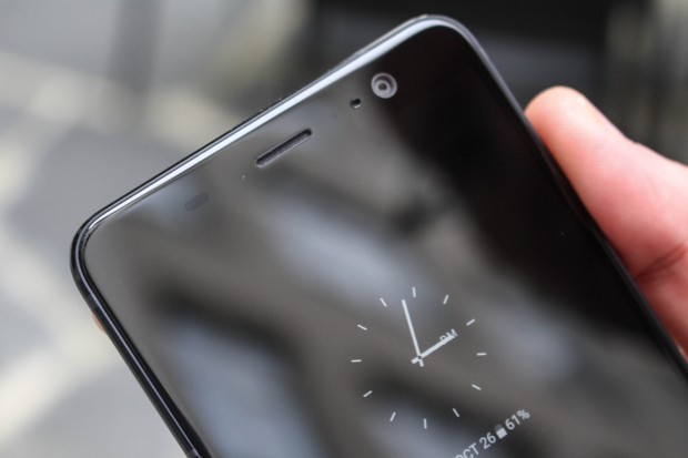 Beim Anheben zeigt das Always-On-Display Statusinformationen an. (Bild: Martin Wolf/Golem.de)