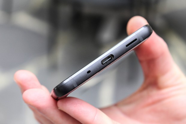 USB-C-Anschluss ist vorhanden, aber keine 3,5-mm-Klinkenbuchse. (Bild: Martin Wolf/Golem.de)