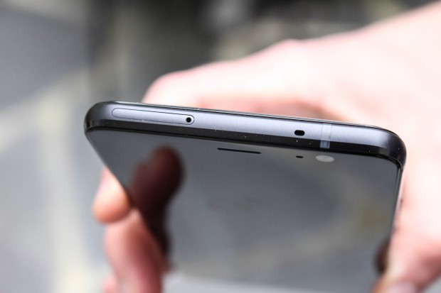 Bei Bedarf kann das Smartphone mit einer zweiten SIM-Karte genutzt werden.  (Bild: Martin Wolf/Golem.de)