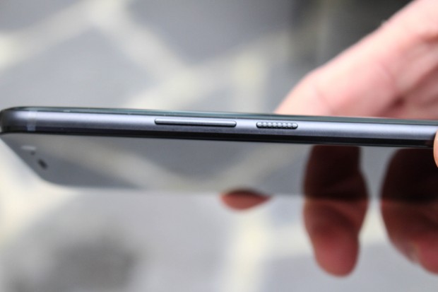 Einschaltknopf und Lautstärketasten sind auf der Seite. (Bild: Martin Wolf/Golem.de)