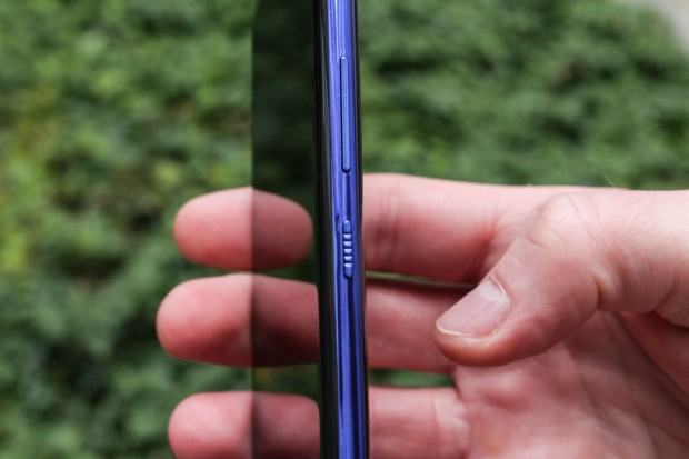 HTC U11 Life - Einschalter und Lautstärketasten auf der rechten Seite. (Bild: Martin Wolf/Golem.de)