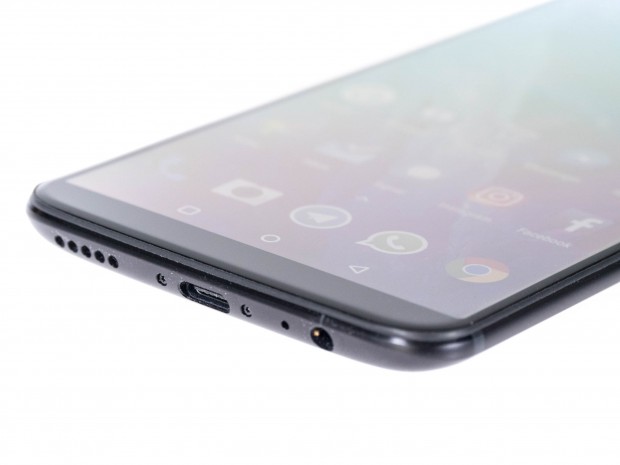 Das Oneplus 5T hat im Unterschied zu anderen Top-Smartphones noch einen Klinkenanschluss für Kopfhörer. (Bild: Martin Wolf/Golem.de)