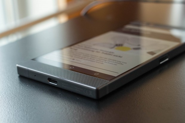 Das Razer Phone hat breite Ränder oben und unten, damit das Smartphone beim Spielen besser gehalten werden kann. (Bild: Martin Wolf/Golem.de)