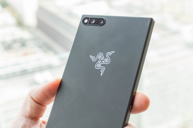 Das Razer Phone ist gut verarbeitet, aber verhältnismäßig groß. (Bild: Martin Wolf/Golem.de)