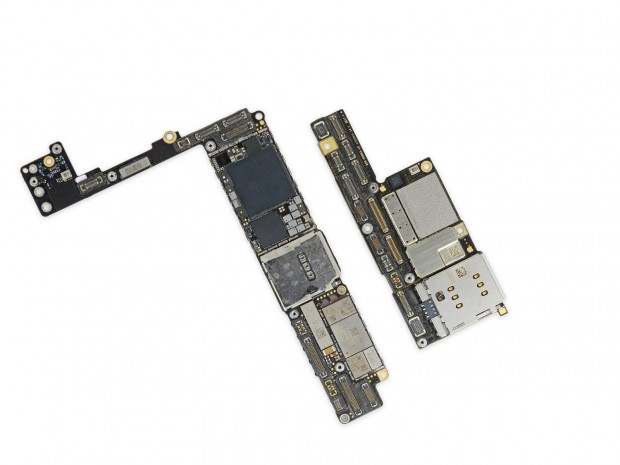 Das Mainboard des iPhone X rechts im Vergleich zu dem des iPhone 8 Plus (Bild: iFixit)