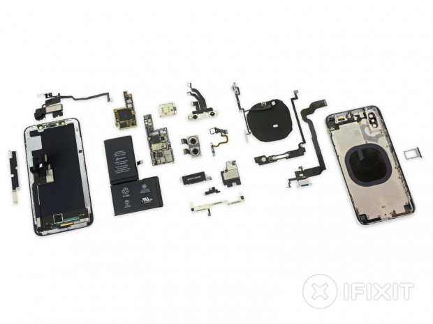 Das komplett auseinandergenommene iPhone X (Bild: iFixit)