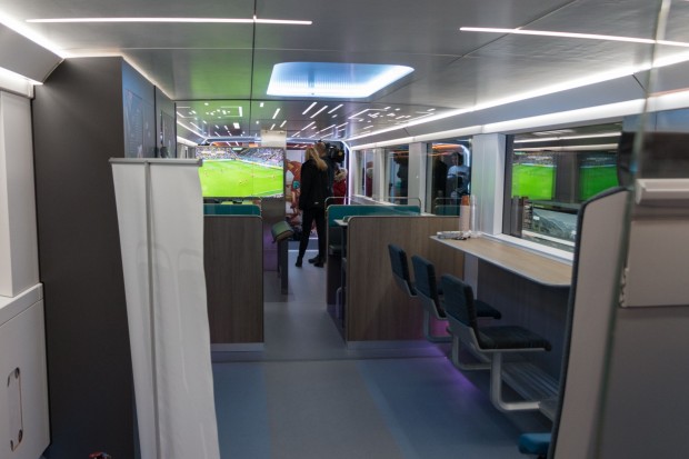 ... oder dem Public-Viewing-Bereich, wo Reisende gemeinsam Fußball schauen können. (Foto: Werner Pluta/Golem.de)