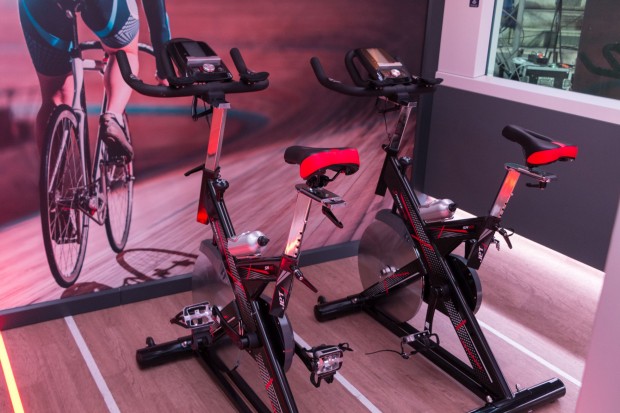 Wer lieber selbst Sport treibt, kann das im Bord-Fitnessstudio. (Foto: Werner Pluta/Golem.de)