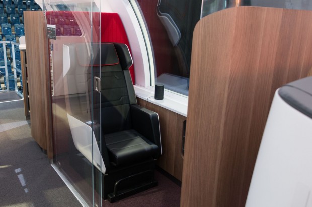 Für ungestörtes Arbeiten gibt es das Einzelabteil. Das Glas kann undurchsichtig geschaltet werden. (Foto: Werner Pluta/Golem.de)