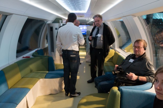 Eine Reisegruppe kann sich im Lounge-Bereich niederlassen. (Foto: Werner Pluta/Golem.de)