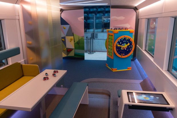 Der Ideenzug hat auch ein Familienabteil. Die Eltern können sich entspannen, ... (Foto: Werner Pluta/Golem.de)