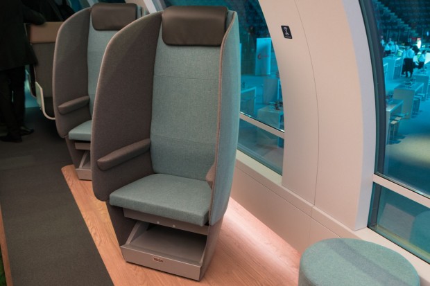 Diese Sitze sind drehbar -  Fahrgäste können sich einander zuwenden oder aus dem Panoramafenster schauen. Die Blende dient als Schallschutz. (Foto: Werner Pluta/Golem.de)