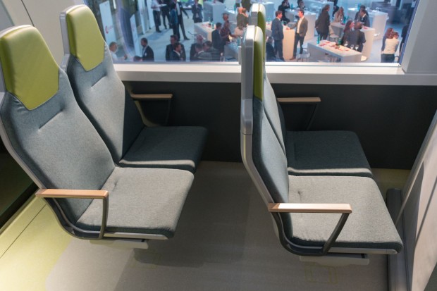 Die Einrichtung des Zugs hat einige schöne Details, wie diese nur an der Wand befestigten Sitze, unter die sich einfach Gepäck schieben lässt, ...(Foto: Werner Pluta/Golem.de)