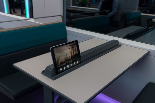 ... oder Leisten auf den Tischen, um das Tablet aufstellen zu können. (Foto: Werner Pluta/Golem.de)