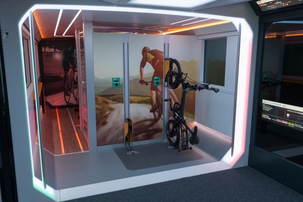 Auch an die Radfahrer wird gedacht. An den Halterungen können Elektrofahrräder geladen werden. (Foto: Werner Pluta/Golem.de)