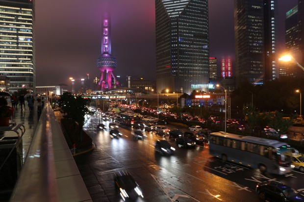 Im neu angelegten Stadtteil Pudong können Fußgänger bereits oberhalb der Autofahrbahnen flanieren. (Foto: Friedhelm Greis/Golem.de)