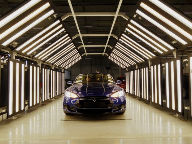 Nach der Montage folgt die Qualitätskontrolle. Hier wird der Lack begutachtet.  (Foto: Dirk Kunde)