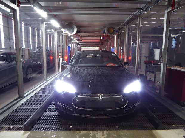 ... wird geprüft, ob das Fahrzeug dicht ist. (Foto: Dirk Kunde)