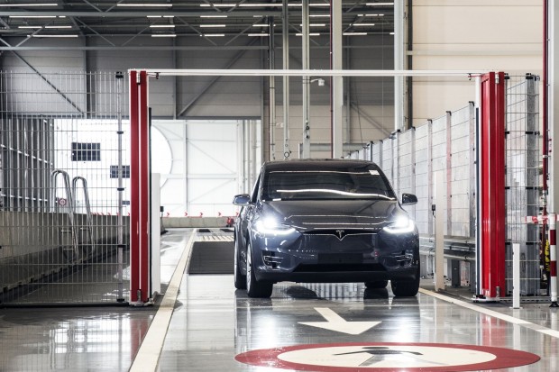 Die Teststrecke ist in der Halle - die Elektroautos emittieren ja keine Abgase. (Foto: Dirk Kunde)