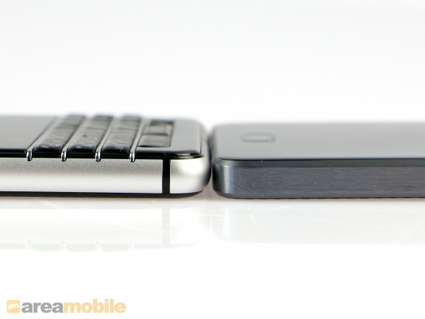 Links das Keyone, rechts das Motion (Bild: Area Mobile)