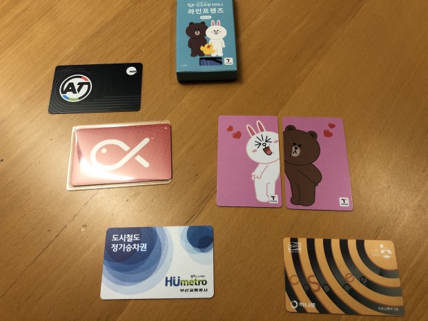 T-Money bem&uuml;ht sich, mit niedlichen Karten samt Packung. Die rote Snapper-Card aus Wellington ist ebenfalls T-Money. Die AT-HOP-Card wird in Auckland eingesetzt. Unten: zwei E-Tickets aus Busan. (Foto: Andreas Sebayang/Golem.de)