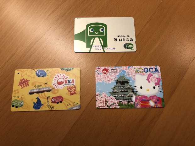 Unsere Suica konnten wir sogar am Automaten personalisieren. Rechts darunter: Icoca (Kansai-Region) mit Hello-Kitty-Design f&uuml;r Touristen. Links: Okica f&uuml;r Okinawa. (Foto: Andreas Sebayang/Golem.de)