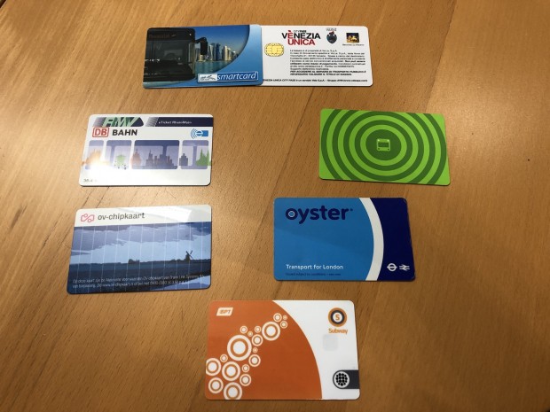 Unsere Karwa Card aus Doha (links oben) und eine Kollektion aus Europa. Die gr&uuml;ne Karte stammt aus Helsinki. Eine Besonderheit: die Glasgow-Karte geh&ouml;rt zum ITSO-UK-System. (Foto: Andreas Sebayang/Golem.de)