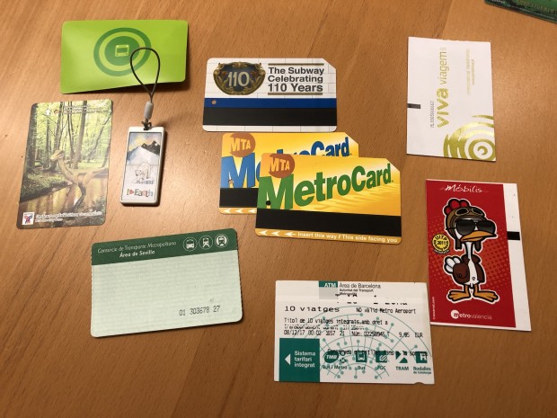 Helsinki, Valencia, Sevilla, Bangkok  und Lissabon geben Papiertickets mit Chip aus. Der Anh&auml;nger ist aus Seoul (T-Money). Durchaus vertreten: Magnetstreifensysteme (BCN/NYC). (Foto: Andreas Sebayang/Golem.de)