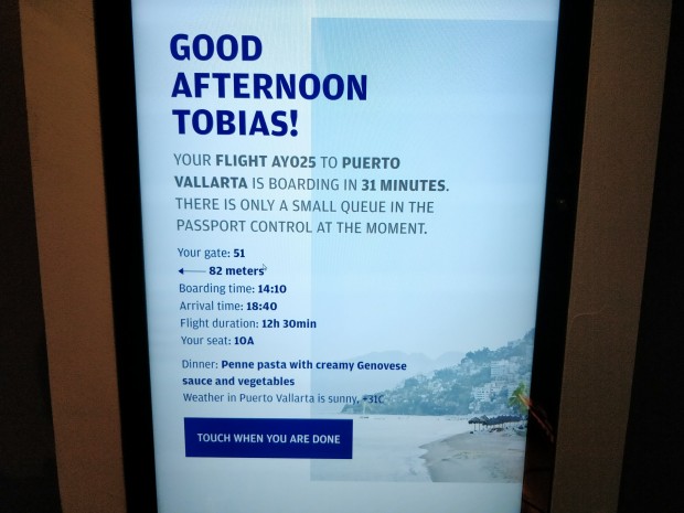 Unter anderem erfahren wir, wie weit wir zu unserem Gate brauchen und was es an Bord zu essen gibt. (Bild: Tobias K&ouml;ltzsch/Golem.de)