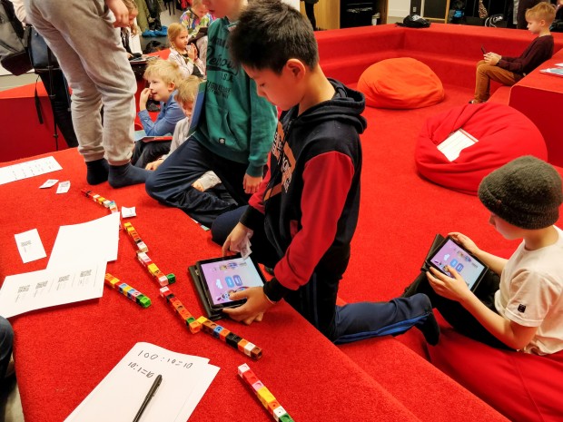 Eine feste Sitzordnung gibt es nicht, die Klassen werden in einer Art Couchlandschaft unterrichtet. (Bild: Tobias Költzsch/Golem.de)