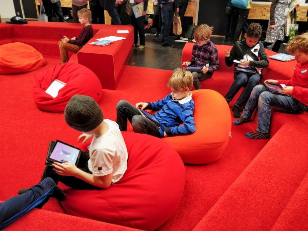 Auf Sitzsäcken sitzend verwenden die Schüler die App Mightifier. (Bild: Tobias Költzsch/Golem.de)