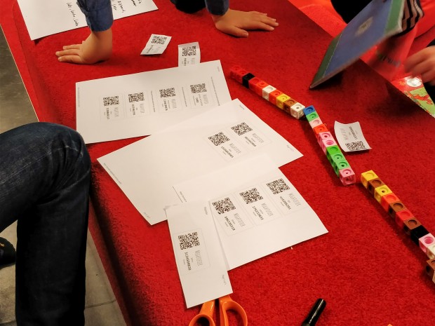 Der Lehrer teilt den Schülern per QR-Code Mitschüler zu, denen aufmunternde Nachrichten geschickt werden. (Bild: Tobias Költzsch/Golem.de)