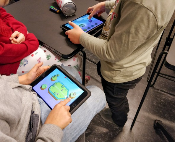 Die App Big Bang Legends hingegen bringt den Schülern spielerisch das Periodensystem bei. (Bild: Tobias Költzsch/Golem.de)