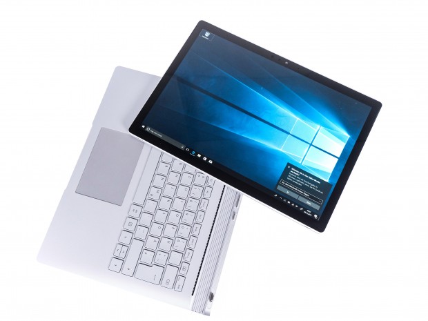Das Detachable besteht aus Tablet und Tastatur-Dock. (Foto: Martin Wolf/Golem.de)