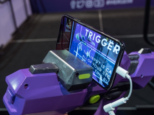 Auf dem mit dem Blaster verbundenen Smartphone wird ein VR-Spiel angezeigt. (Bild: Martin Wolf/Golem.de)