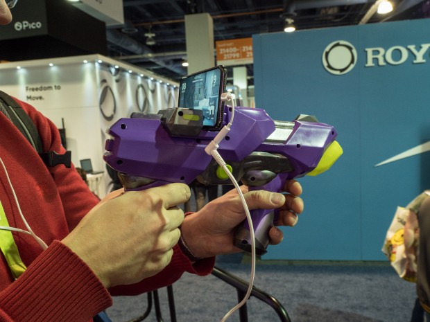 Die vier Eingabeknöpfe reagieren gut, wir bemerken keine nennenswerte Latenz. (Bild: Martin Wolf/Golem.de)