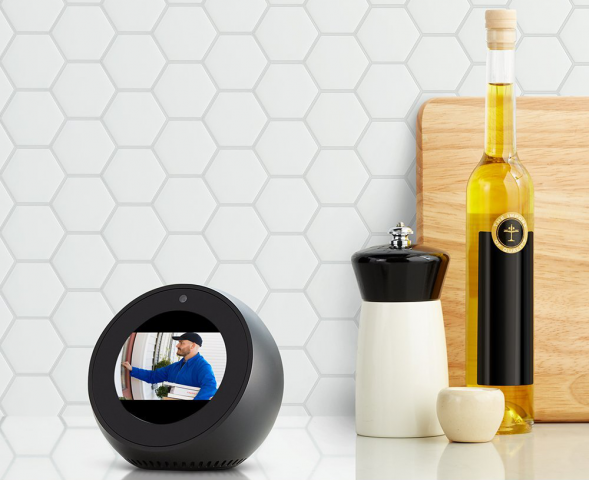 Echo Spot zeigt das Bild der Überwachungskamera. (Bild: Amazon)