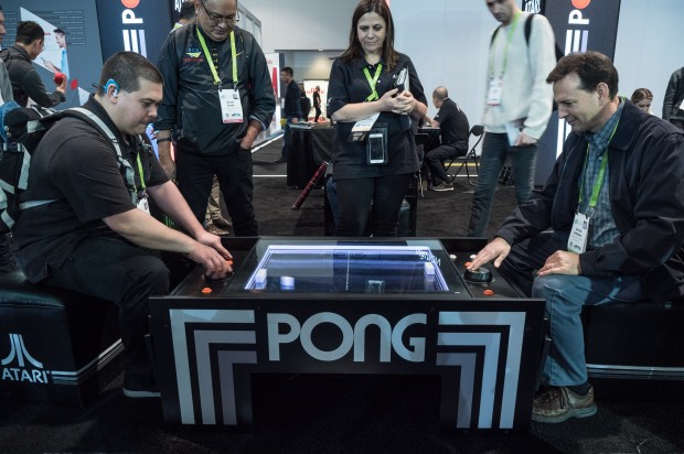 Die Paddel und der Puck werden mit Hilfe von Magneten und Servomotoren bewegt. (Bild: Martin Wolf/Golem.de)